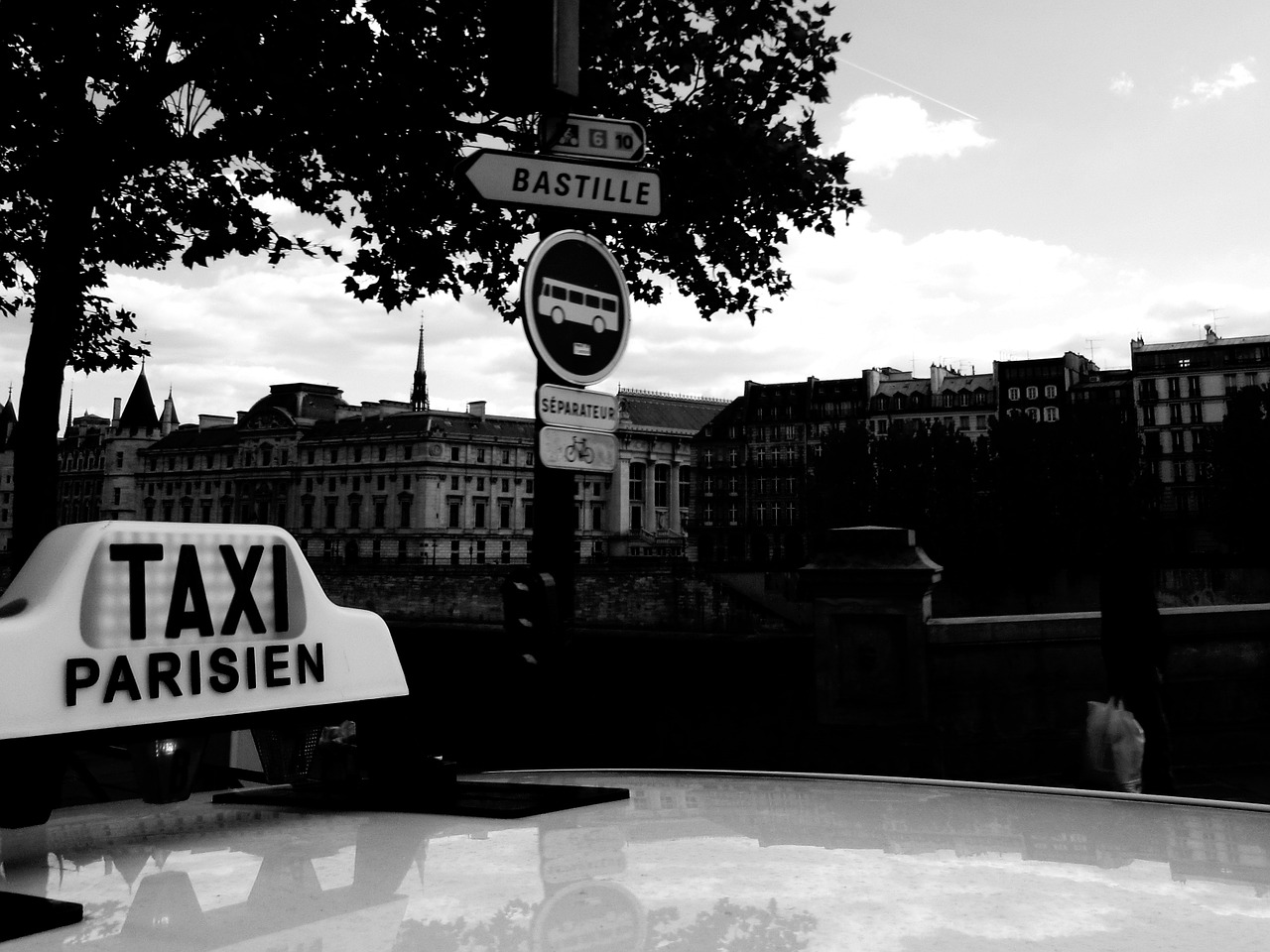 Un chauffeur de taxi possède une carte professionnelle